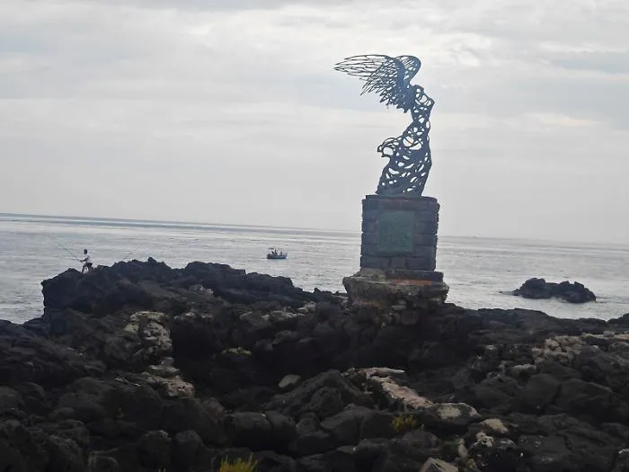 La statua della Nike che ha resistito al ciclone Harry si teme che possa cedere, gli appelli per stabilizzarla