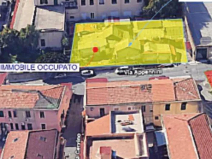 Rifiuta di lasciare la baracca e blocca la bonifica dell&rsquo;area
