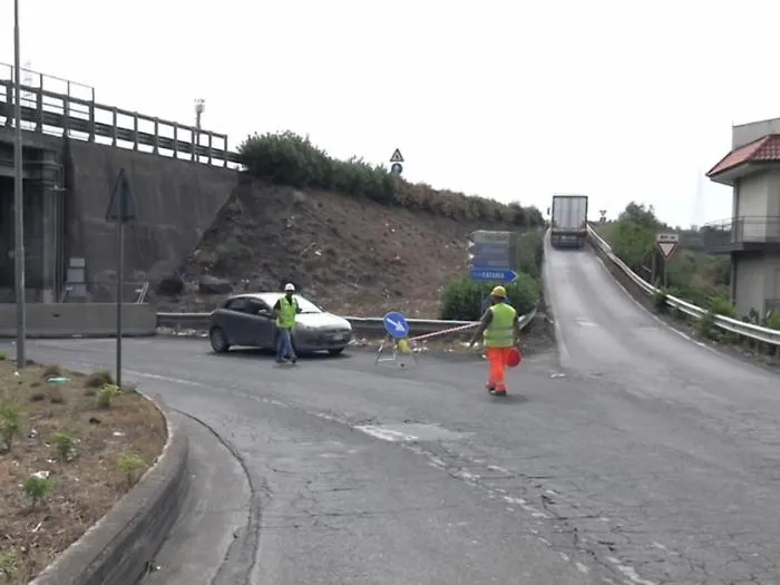 Chiuso lo svincolo della Ss 121: viabilit&agrave; stravolta, traffico in tilt