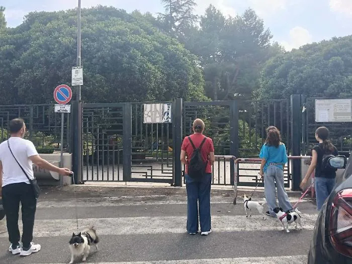 Villa comunale chiusa, protestano le famiglie.  &laquo;&Egrave; stato solo un ritardo&raquo;