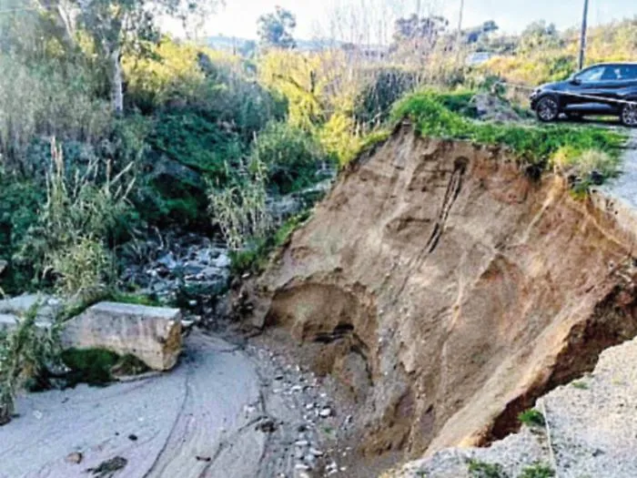 Frana la strada a Faro Superiore, famiglie isolate