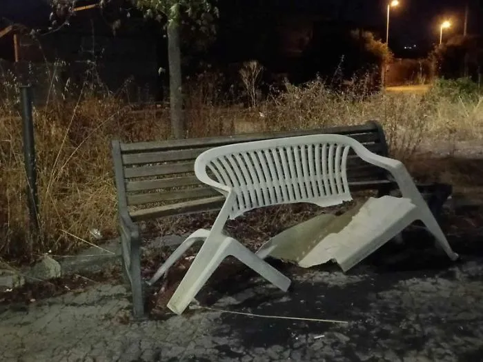 Incuria, criminalit&agrave; e vandalismo nel parco comunale di via Alicudi