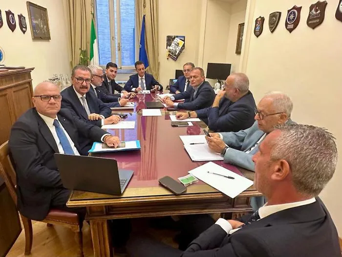 La coesione nel centrodestra costa 4 milioni a deputato: avanti sulla manovra, poi le nomine ma un partito si autosospende