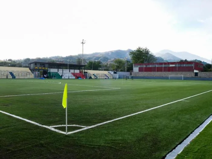 Campionato giovanile, tifoso scende dalla gradinata e colpisce l'arbitro: indagano i carabinieri