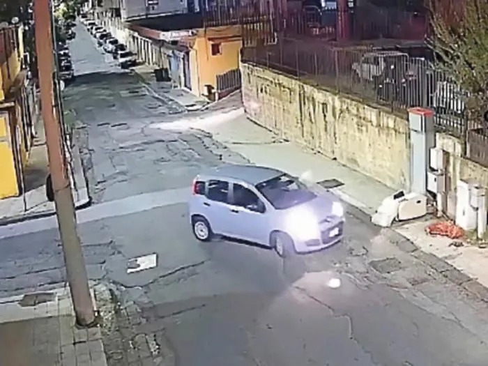 Giostra, lascia i rifiuti per strada beccato e denunciato dalla polizia