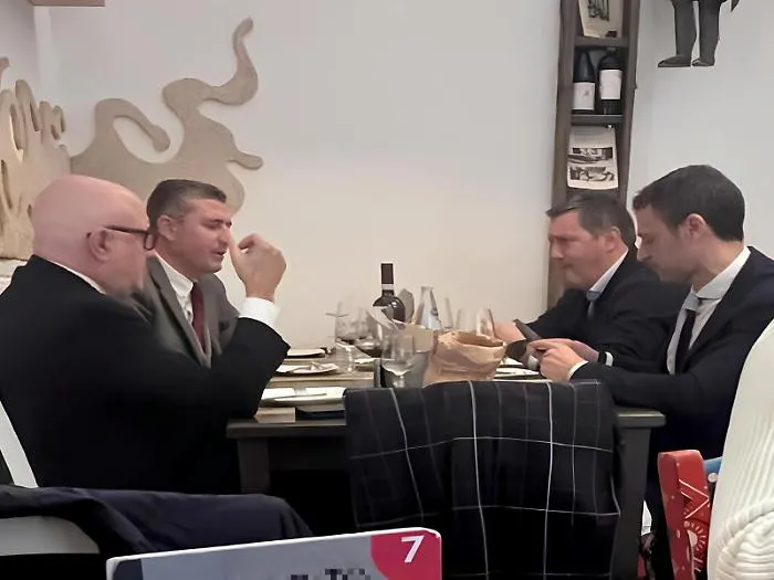 La &laquo;mangiatona&raquo; del controllore Armao che parla d&rsquo;affari con i suoi controllati