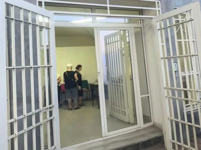 Raid al Centro anziani: bruciato il divano e rubate le carte da gioco