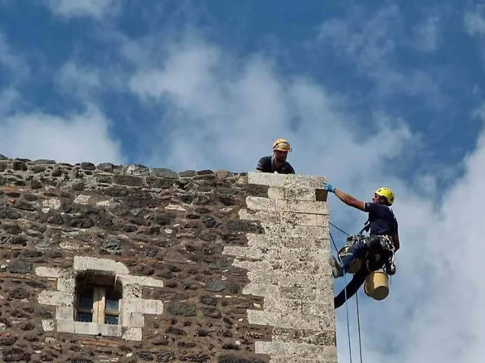 Operai sospesi a 30 metri per mettere in sicurezza il Castello Normanno