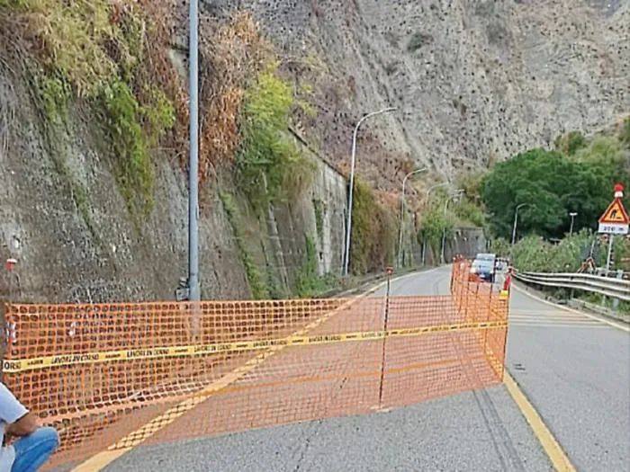 Taormina, cedimento in via Garipoli scatta il senso alternato