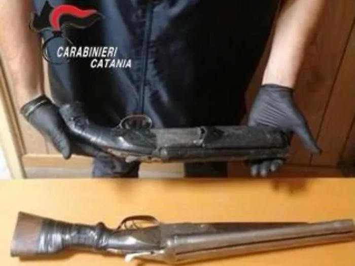 Nel letto-contenitore due fucili pronti all&rsquo;uso: arrestato il nipote dello zar criminale di Librino 