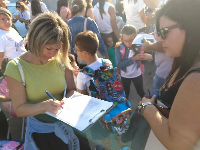 Mancano autisti e fondi, lo scuolabus non parte e i genitori protestano