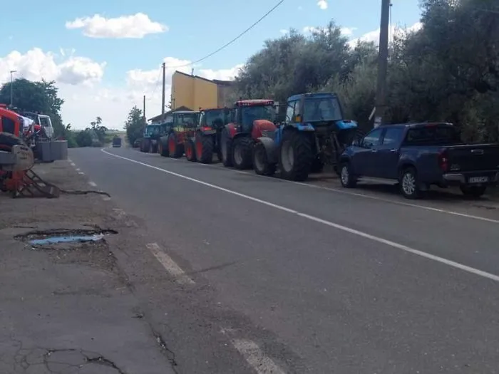 Caro gasolio, gli agricoltori esasperati in presidio a Patern&ograve; sulla Ss 192