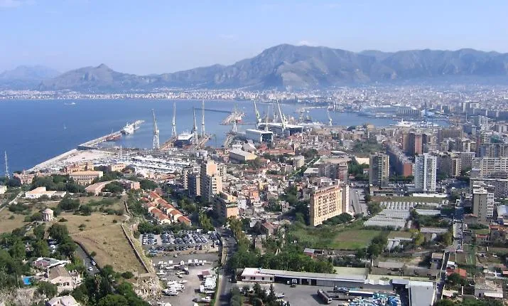 Tragedia sul traghetto Tunisi-Palermo: 25enne trovato morto nascosto in un'auto
