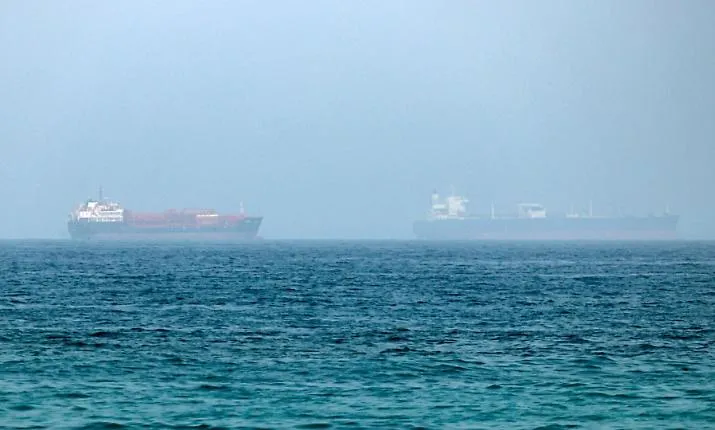 Nuova escalation tra Stati Uniti e Iran: Washington distrugge cinque petroliere, Teheran attacca navi e base Usa