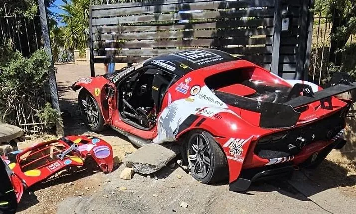 Coppa Nissena, l'auto di una pilota tocca la barriera, finisce contro un portale e tre persone restano ferite