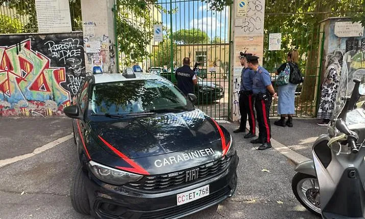 Studente di scuola media spruzza spray in volto e poi accoltella un'insegnante