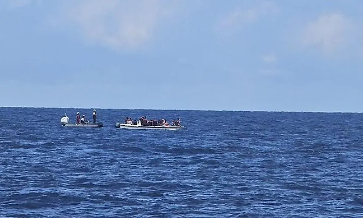 La nave Oyvon di Medici Senza Frontiere salva 31 migranti; i libici incendiano l'imbarcazione, assegnato Catania come porto per lo sbarco