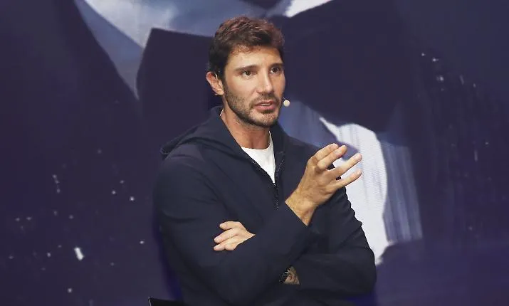 Sanremo 2027, tutte le novit&agrave; di Stefano De Martino che sulla presenza femminile dice: &laquo;Le quote rosa mi stuccano&raquo;