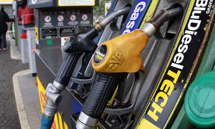 Allarme carburanti, il gasolio al servito oltre 3,1 euro al litro e un pieno pu&ograve; arrivare fino a 155 euro