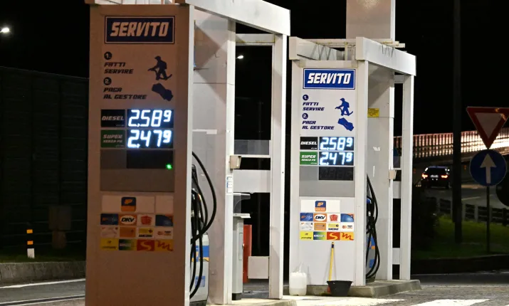 Carburanti, Eni annuncia un tetto ai prezzi Enilive: gasolio a 2,19 euro e benzina a 1,99