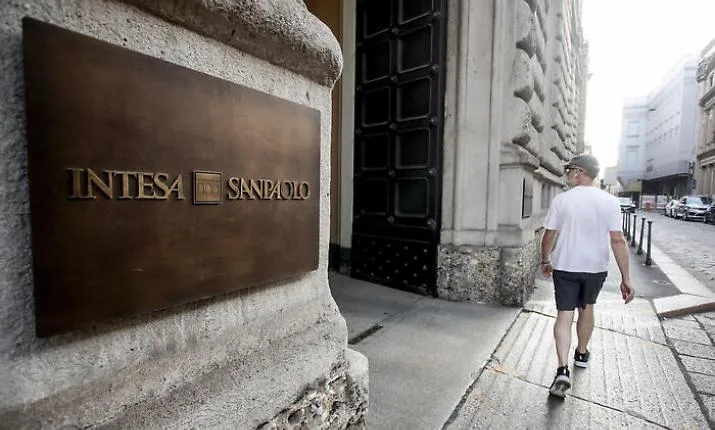 Intesa Sanpaolo alza la posta su Mps: rilancio cash e ultimatum prima dell'assemblea, sul piatto 0,25 euro in pi&ugrave; in contanti