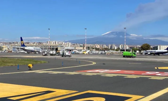 Aeroporto di Catania, voli ancora sospesi: spazio aereo chiuso fino alle 14,30 di oggi per la cenere dell'Etna
