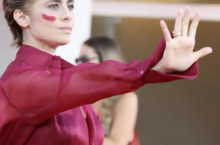 Un rossetto per dire basta: Greta Scarano segna il volto contro la violenza sulle donne a Venezia 83