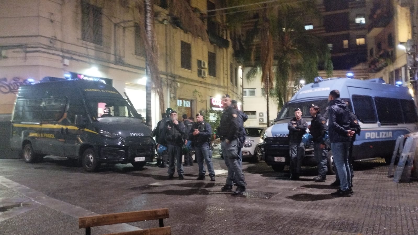 Uno dei varchi d'accesso in piazza Politeama, a Palermo, durante la manifestazione "Villa Esercito"