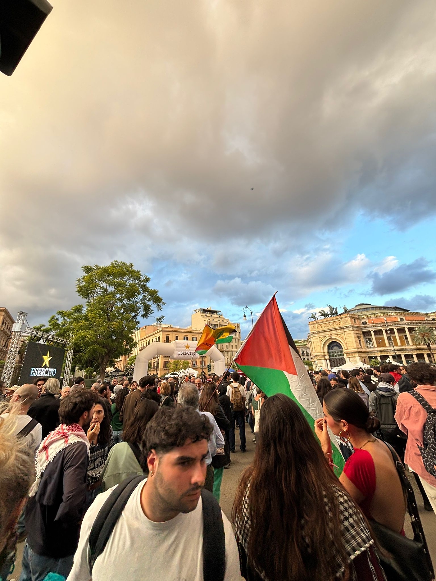 La manifestazione in piazza Politeama