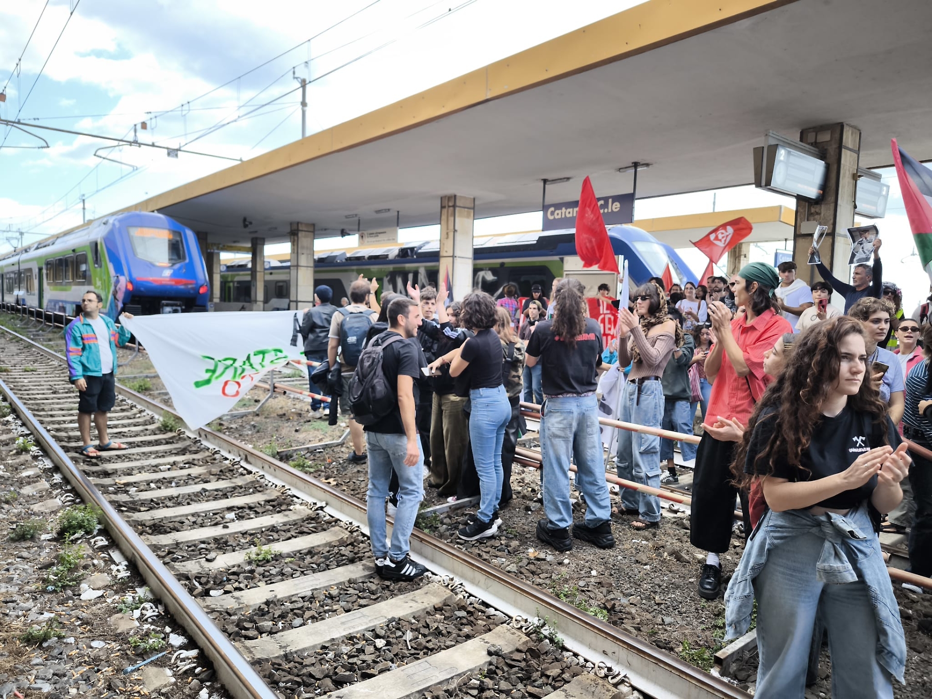 Catania, manifestanti occupano i binari della stazione centrale