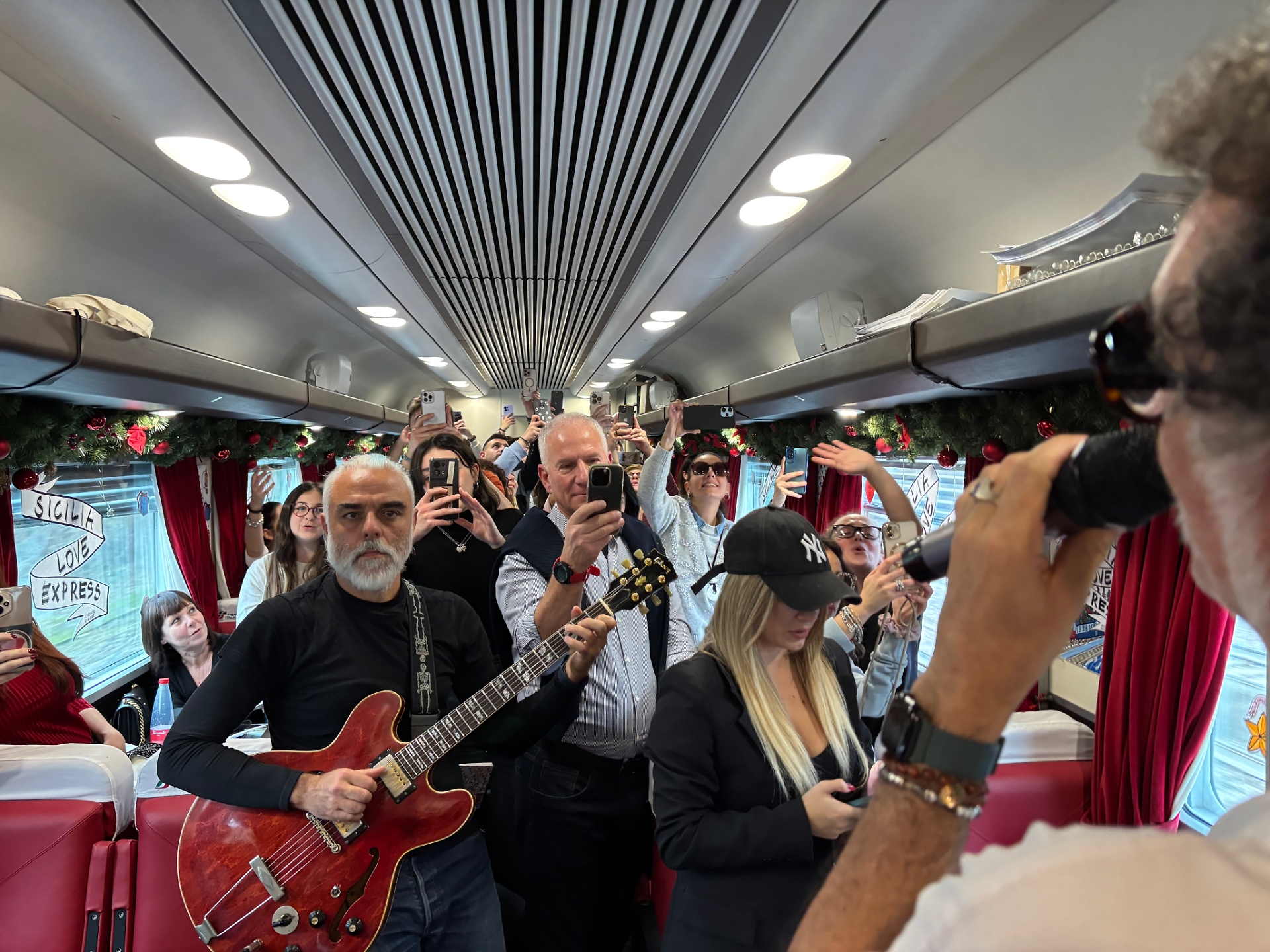 La carrozza 9 in festa sulle note dei successi di Lello Analfino