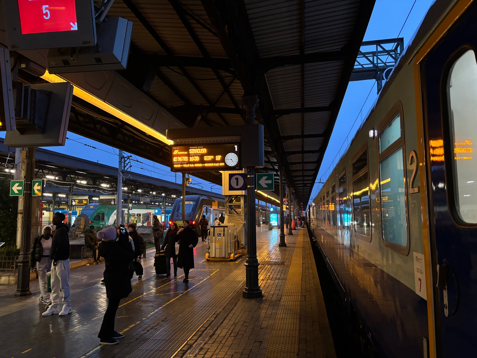 Il Sicilia Express fermo alla Stazione di Bologna, in attesa di caricare i fuori-sede nel capoluogo emiliano