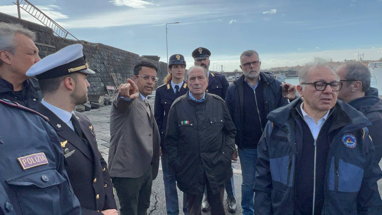 Schifani al porto di Riposto