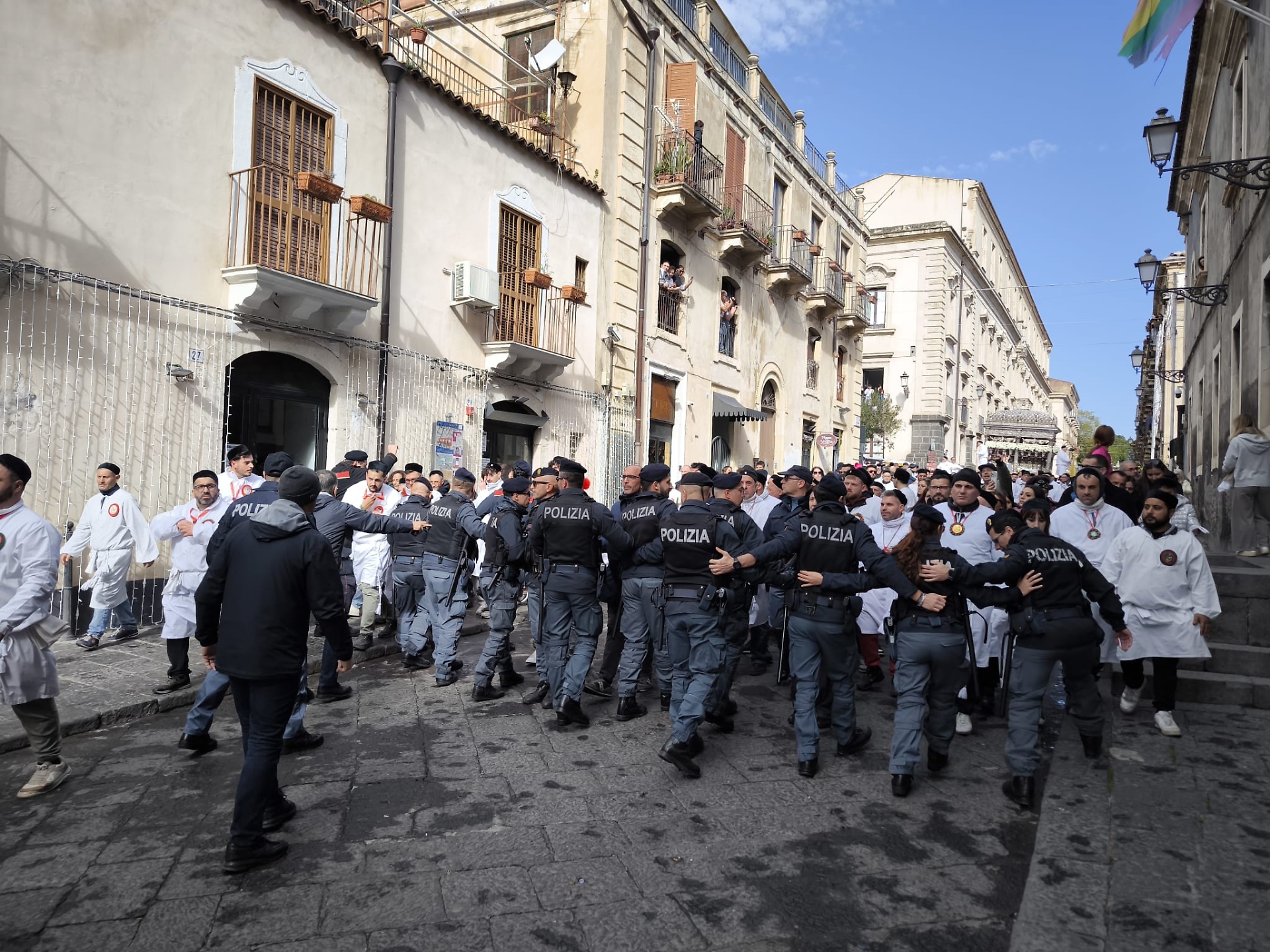 La polizia cerca di contenere la folla in via Crociferi
